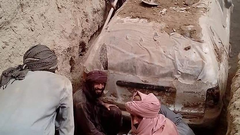Tálibán vykopal toyotu svého prvního vůdce. Ujel s ní před Američany, nyní vůz míří do muzea